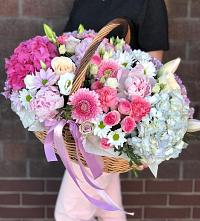 Композиция солнечный день в Сочи Цветочная композиция из Розы, Хризантемы, Пионы и Лизиантусы в корзине в Сочи