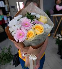 Букет цветов из:  Герберы, Розы и Хризантемы в Сочи