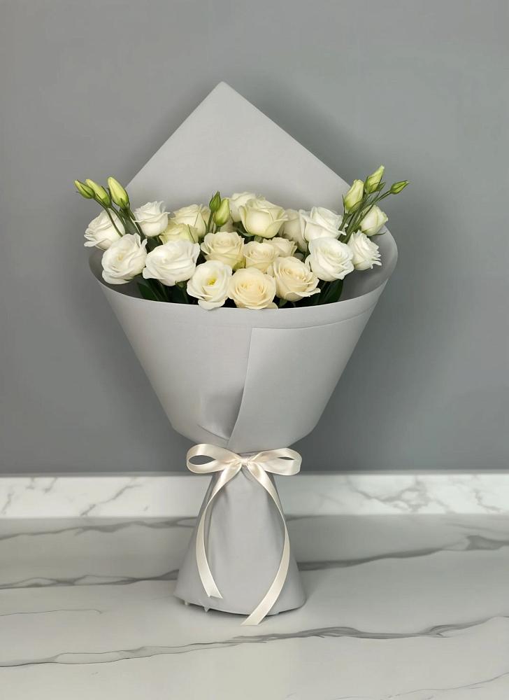 Букет цветов из: Розы и Лизиантусы в Сочи