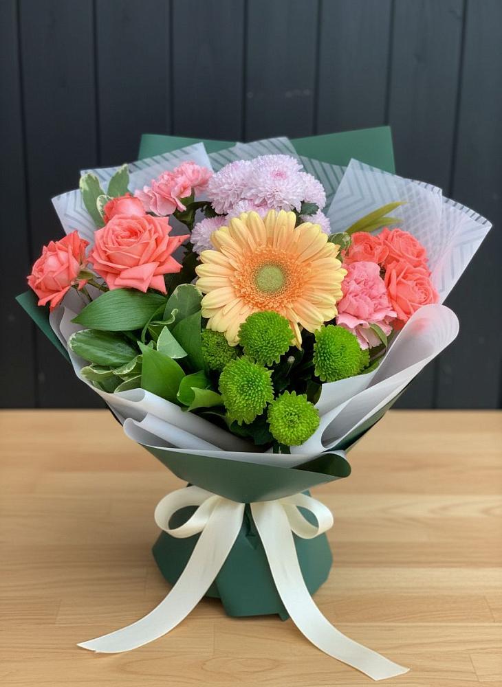 Букет цветов из: Гвоздики, Розы, Герберы и Хризантемы в Сочи