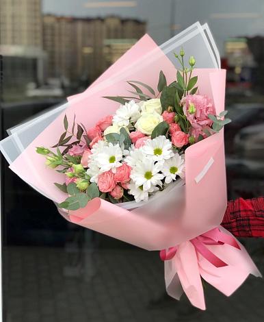 Букет цветов из: Розы, Лизиантусы и Хризантемы в Сочи